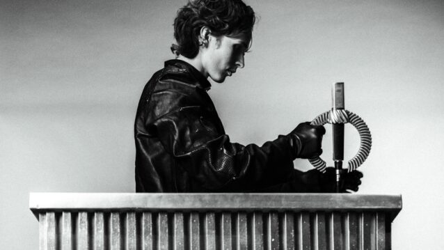 Ibe pitämässä mikrofonista kiinni. Iben uusi albumi x on nyt ulkona!