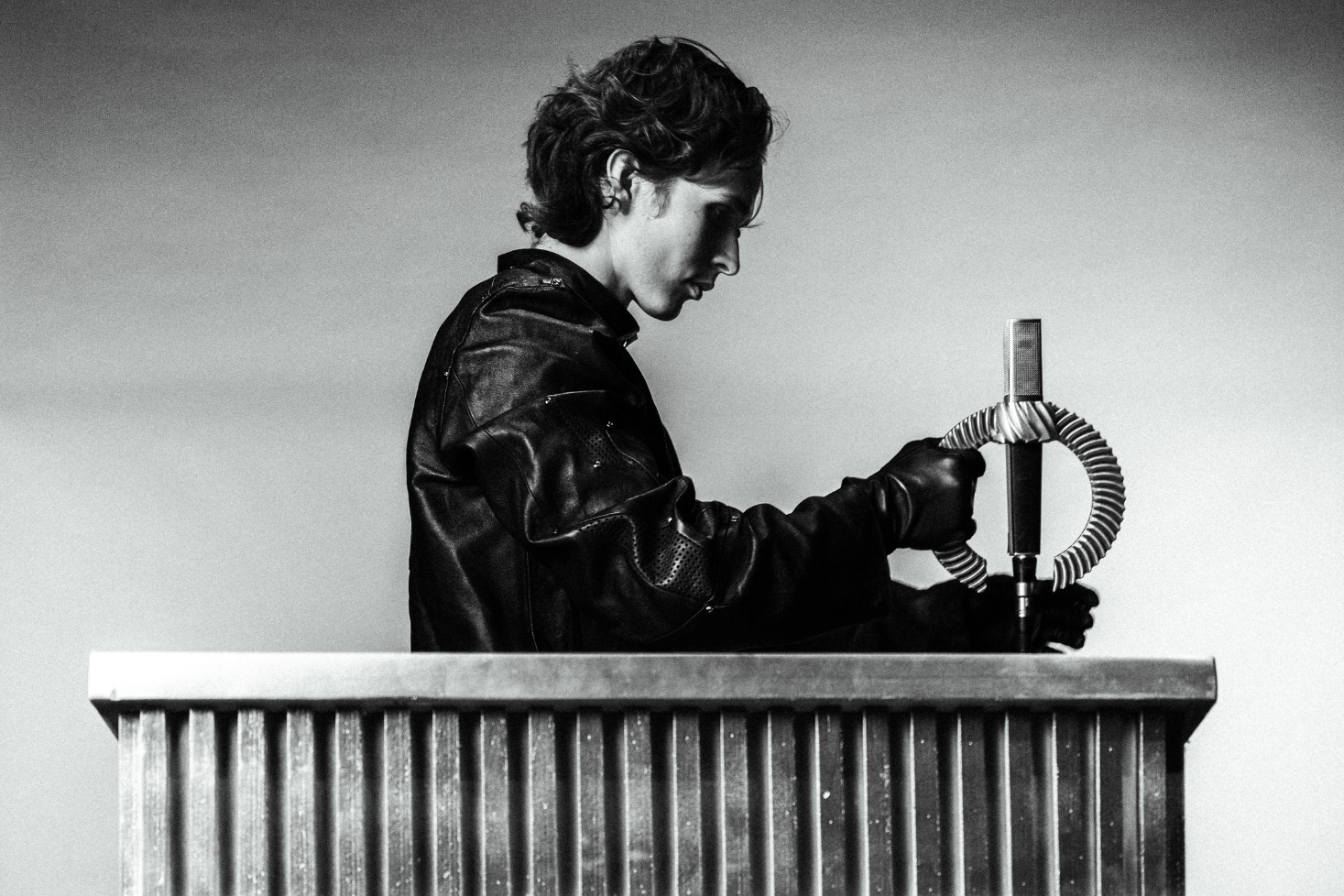 Ibe pitämässä mikrofonista kiinni. Iben uusi albumi x on nyt ulkona!