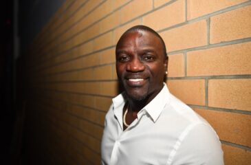 Akon tiiliseinää vasten. Akon pidätettiin Georgiassa!