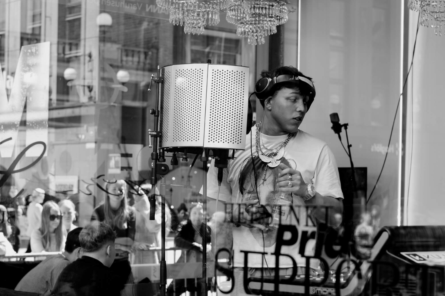 Averagekidluken albumi syntyi Stockmannin ikkunassa