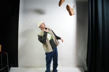 Brakston kuvaustaustan vieressä Mun Kengis -promokuvassa