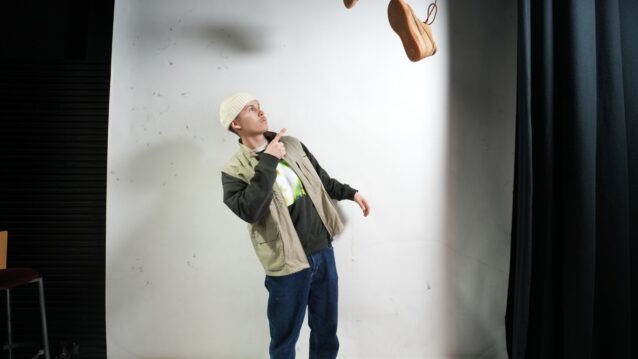 Brakston kuvaustaustan vieressä Mun Kengis -promokuvassa