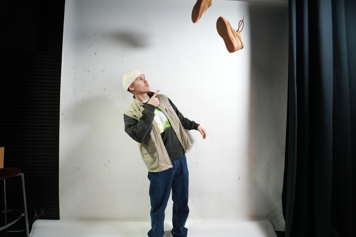 Brakston kuvaustaustan vieressä Mun Kengis -promokuvassa