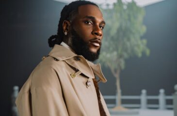 Artisti Burna Boy. Hänellä on päällään vaalea takki, ja hän seisoo sivuttain kameraan nähden. MD$ ja Danitello ovat jo kolmatta kertaa Grammy-ehdokkaina yhteistyöstään artistin kanssa.