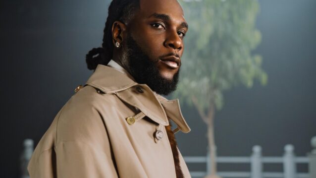 Artisti Burna Boy. Hänellä on päällään vaalea takki, ja hän seisoo sivuttain kameraan nähden. MD$ ja Danitello ovat jo kolmatta kertaa Grammy-ehdokkaina yhteistyöstään artistin kanssa.