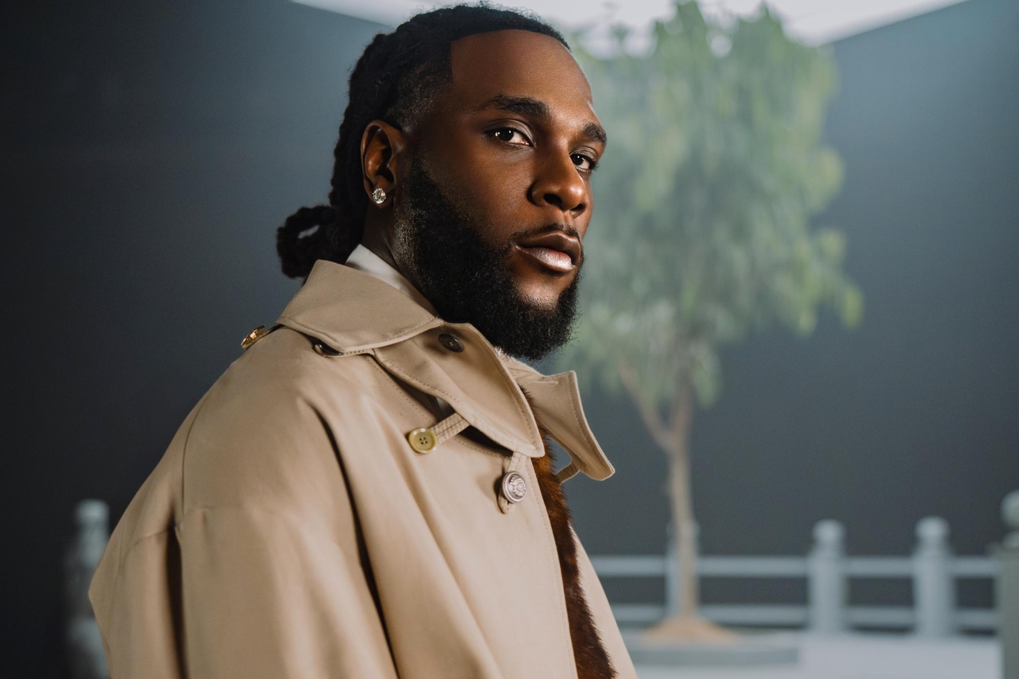 Artisti Burna Boy. Hänellä on päällään vaalea takki, ja hän seisoo sivuttain kameraan nähden. MD$ ja Danitello ovat jo kolmatta kertaa Grammy-ehdokkaina yhteistyöstään artistin kanssa.