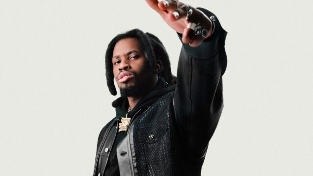 Denzel Curry näyttää käsimerkkiä. Denzel Curry kritisoi rap-skenen suuntaa!