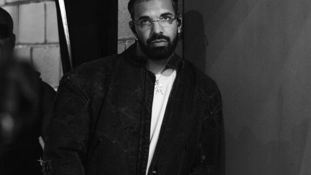 Räppäri Drake mustavalkoisessa kuvassa. Spotify syytettynä miljardeista feikkistriimeistä Drakelle!