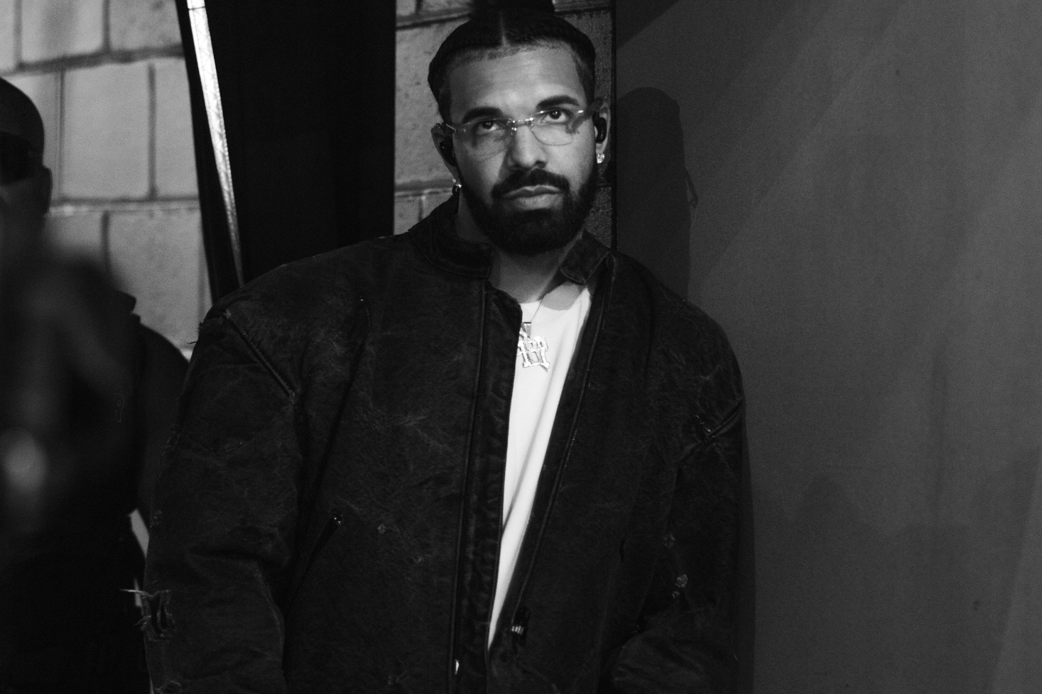 Räppäri Drake mustavalkoisessa kuvassa. Spotify syytettynä miljardeista feikkistriimeistä Drakelle!