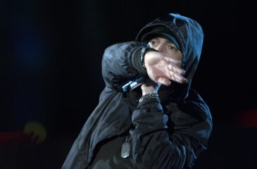 Eminem mikki kädessä. Eminem haastoi australialaisen Swim Shady -yrityksen!