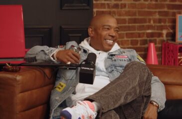 Ja Rule istuu tuolissa. Ja Rule vertasi itseään 50 Centiin!