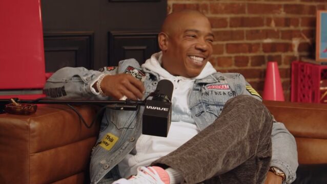 Ja Rule istuu tuolissa. Ja Rule vertasi itseään 50 Centiin!