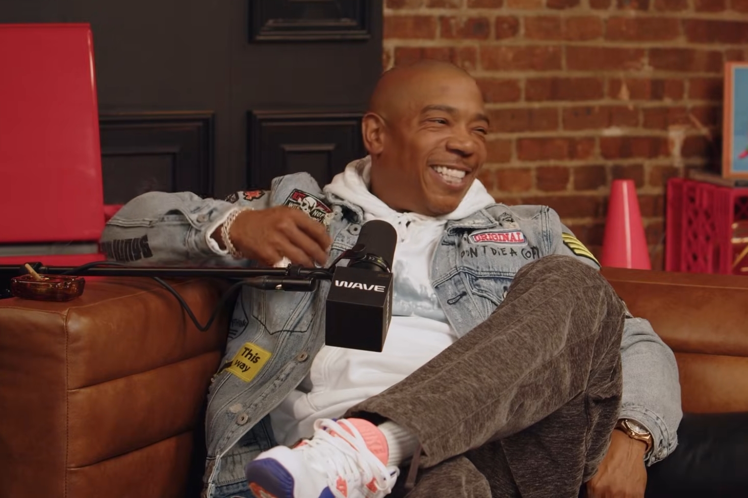 Ja Rule istuu tuolissa. Ja Rule vertasi itseään 50 Centiin!