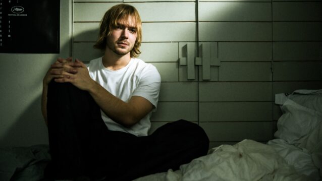 Jaakko Kulta istuu sängyllä. Jaakko Kulta teki suomirockista ajankohtaista!