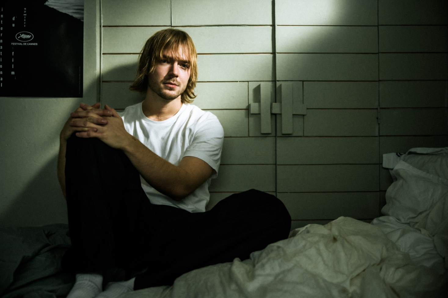 Jaakko Kulta istuu sängyllä. Jaakko Kulta teki suomirockista ajankohtaista!