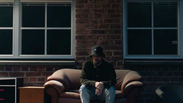 Joniveli istuu sohvalla. Jonivelin neljäs albumi julkaistiin!