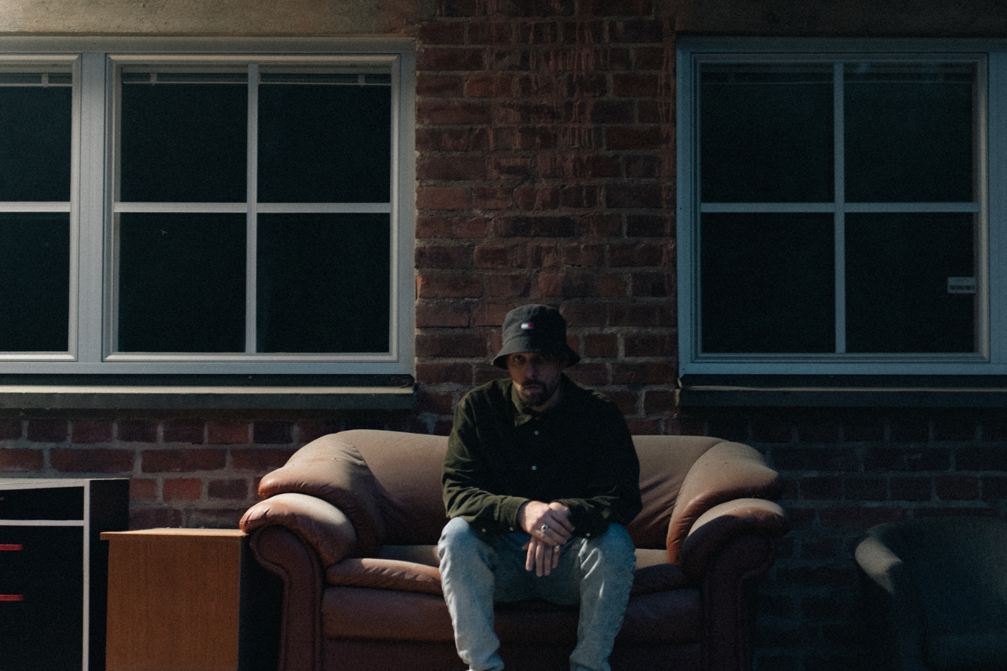 Joniveli istuu sohvalla. Jonivelin neljäs albumi julkaistiin!