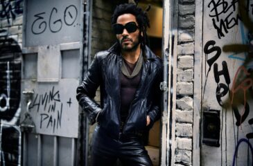 Lenny Kravitz nojaa seinää vasten. Rock-legenda Lenny Kravitz palaa Suomeen!