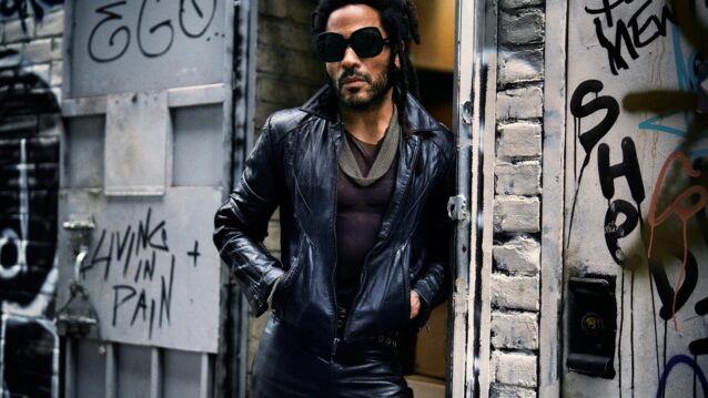 Lenny Kravitz nojaa seinää vasten. Rock-legenda Lenny Kravitz palaa Suomeen!