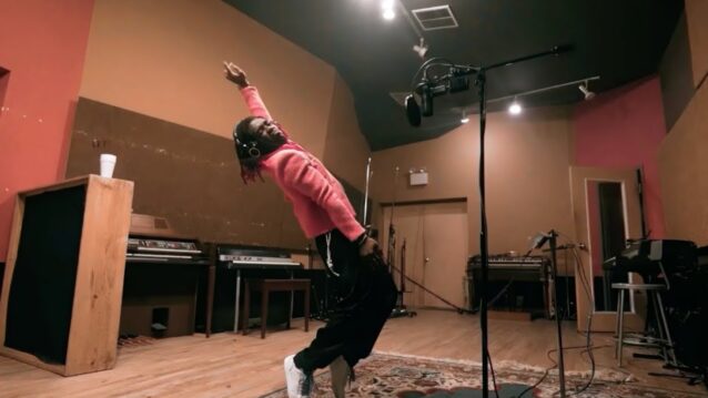 Lil Uzi Vert mikrofonin edessä. Lil Uzi Vert aloitti uransa itsenäisenä artistina!