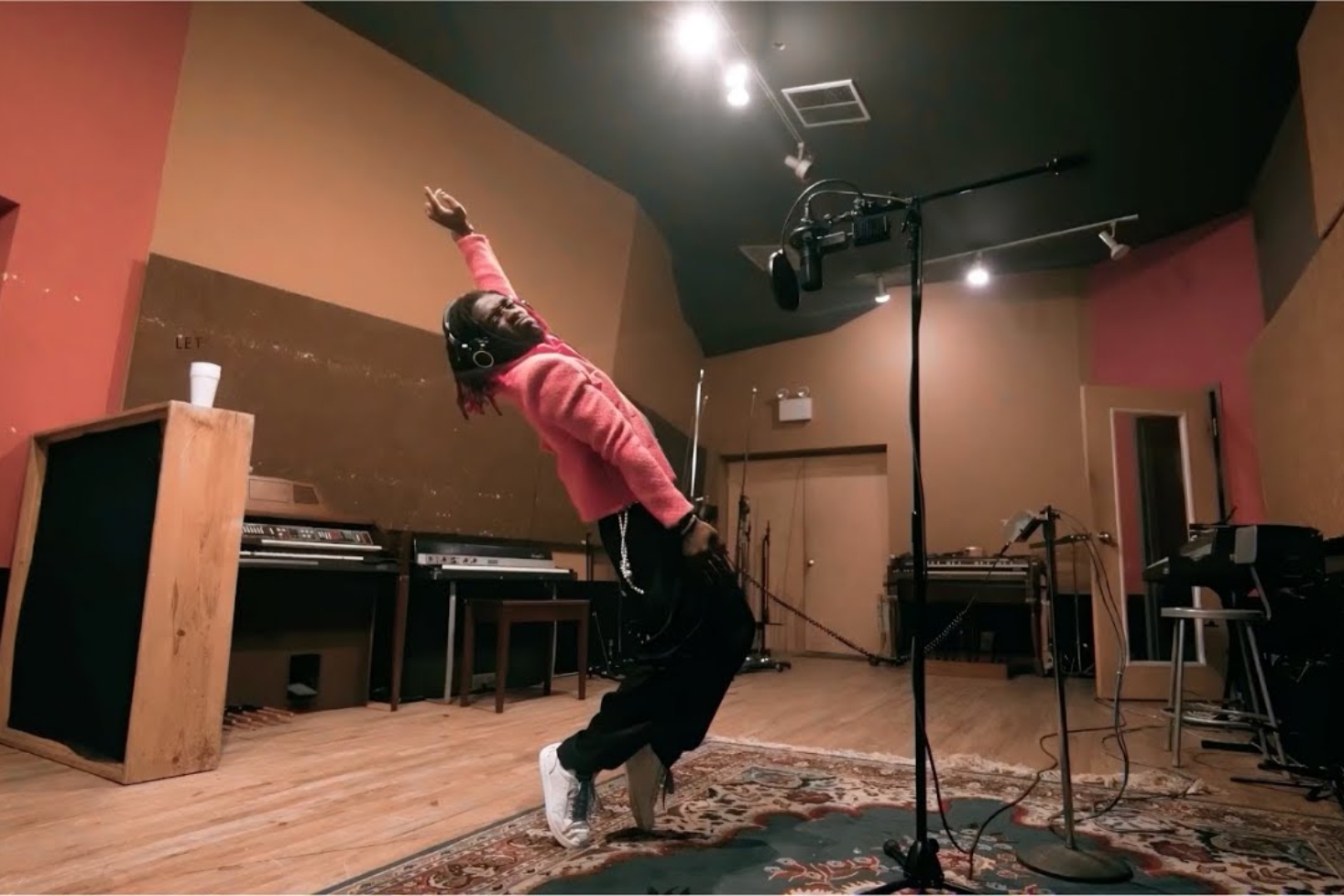 Lil Uzi Vert mikrofonin edessä. Lil Uzi Vert aloitti uransa itsenäisenä artistina!