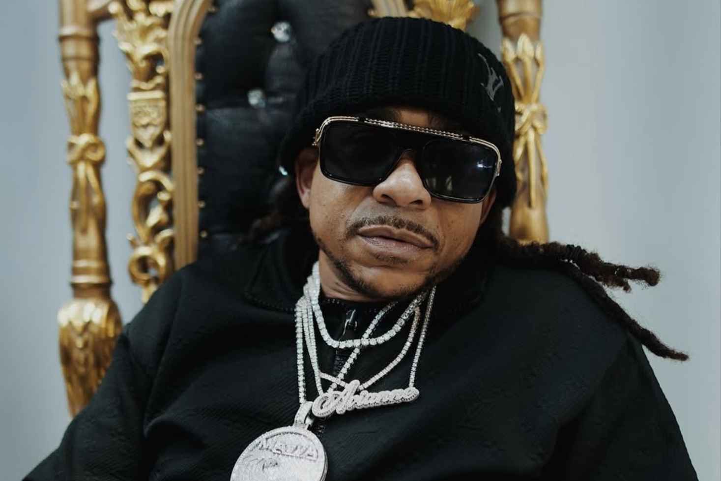 Max B aurinkolasit päässä. Rap-artisti Max B vapautui 16 vuoden jälkeen!