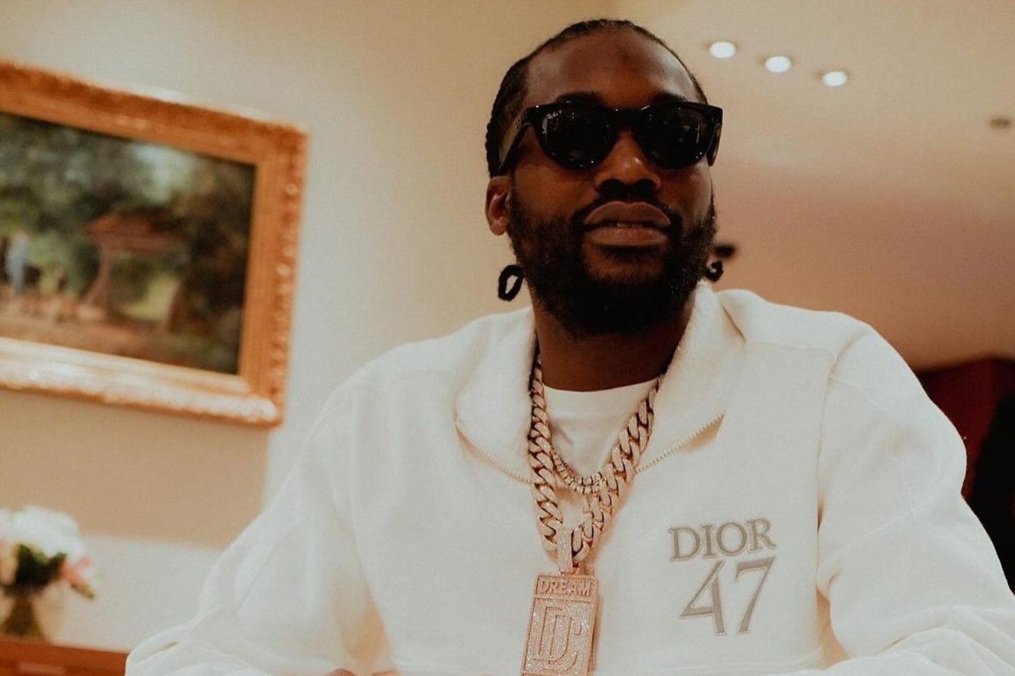 Meek Mill valkoisessa asussa. Meek Mill kritisoi kiillotettua hiphop-soundia!