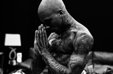 NLE Choppa mustavalkoisessa kuvassa. Räppäri on kuvattu kämmenet painettuna yhteen tämän otsaa vasten.