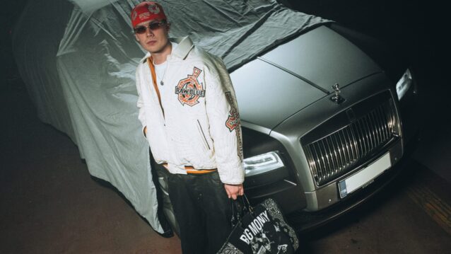 Sliki auton edessä laukku kädessä. Sliki palaa tauolta!