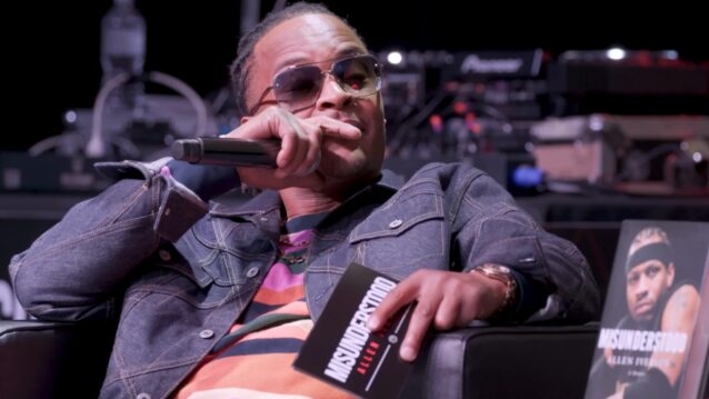 T.I. mikrofoni kädessä. T.I. palautti podcastinsa kartalle!