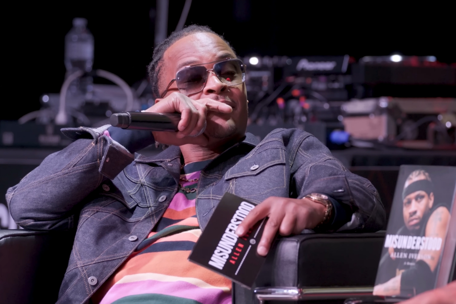 T.I. mikrofoni kädessä. T.I. palautti podcastinsa kartalle!