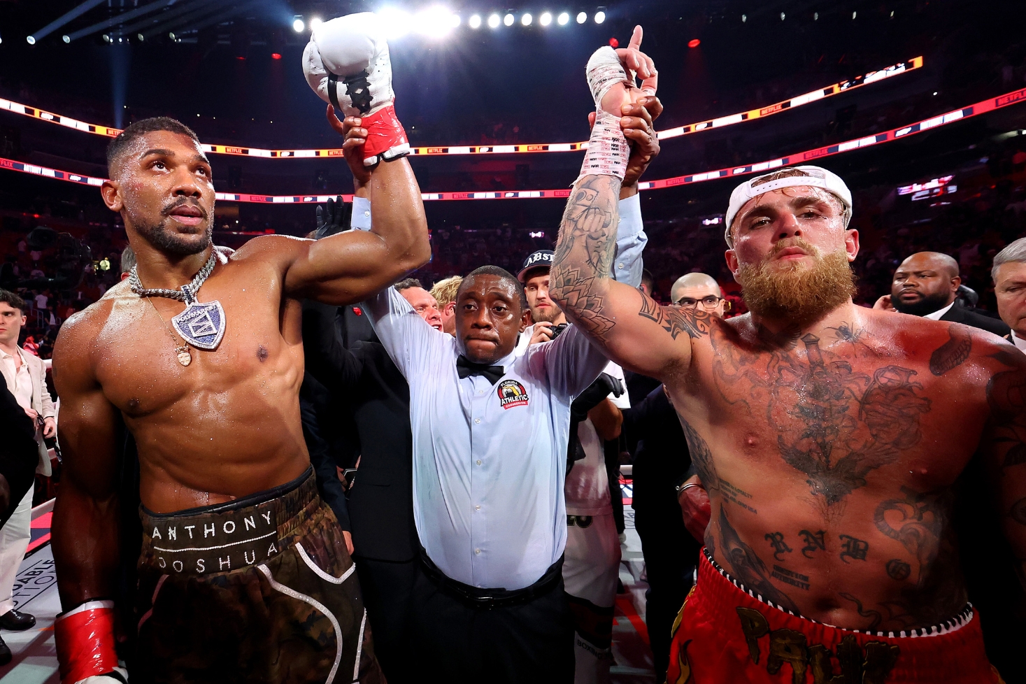 Anthony Joshua ja Jake Paul kehässä. Drake hävisi massiivisen rahasumman!