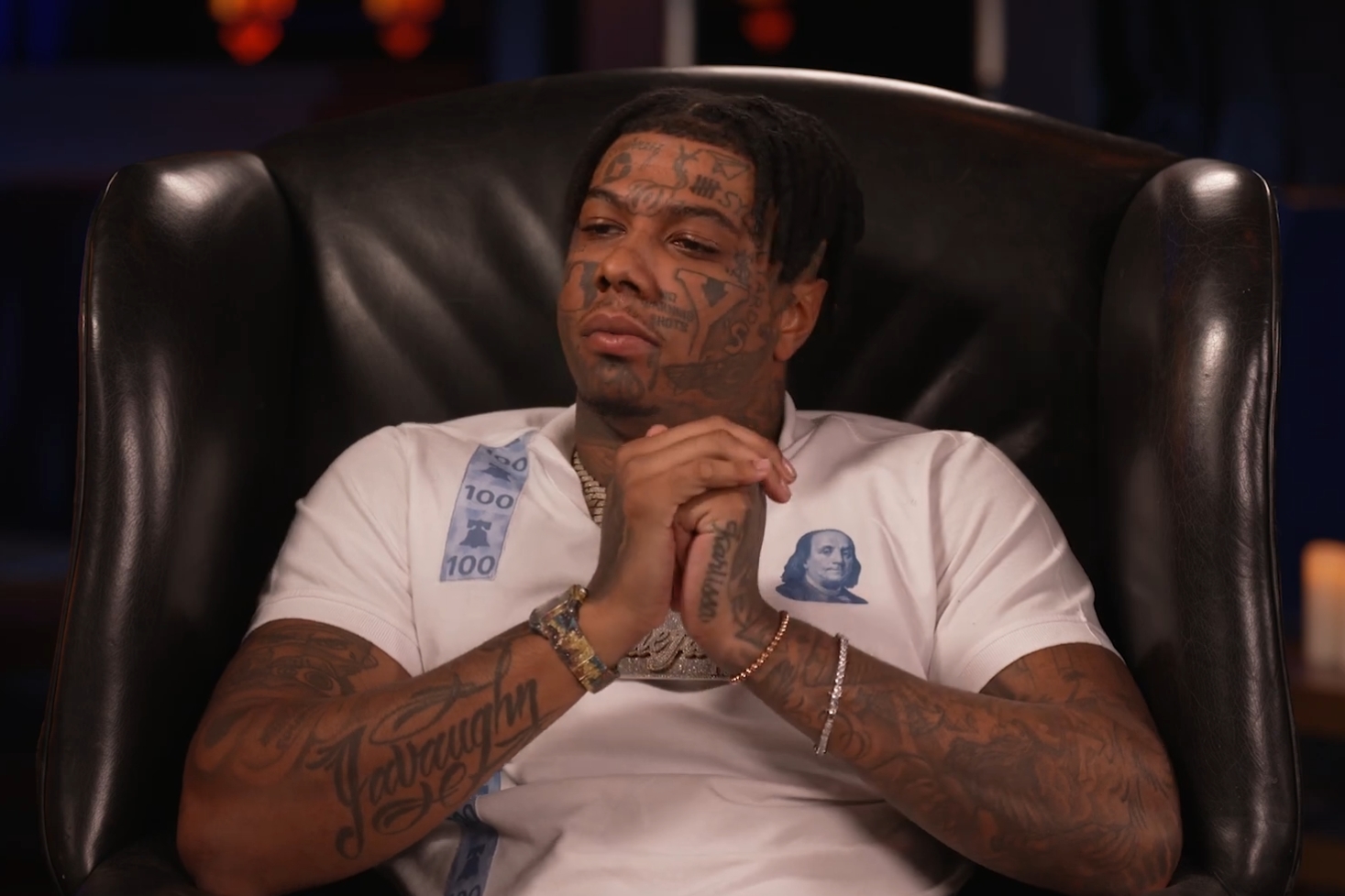 Blueface istuu tuolissa podcast-haastattelussa