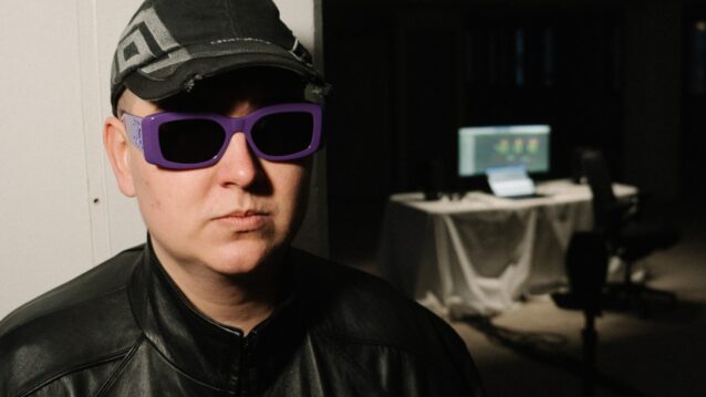 Danitello studiopöydän lähettyvillä. Danitello julkaisi tuottajalevyn!