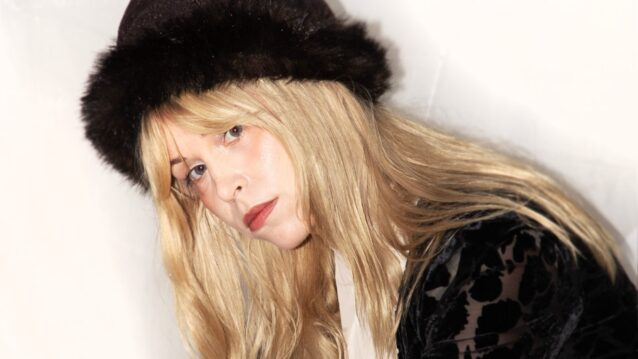 Ellis karvalakki päässä. Ellis sukeltaa pelon maailmaan!