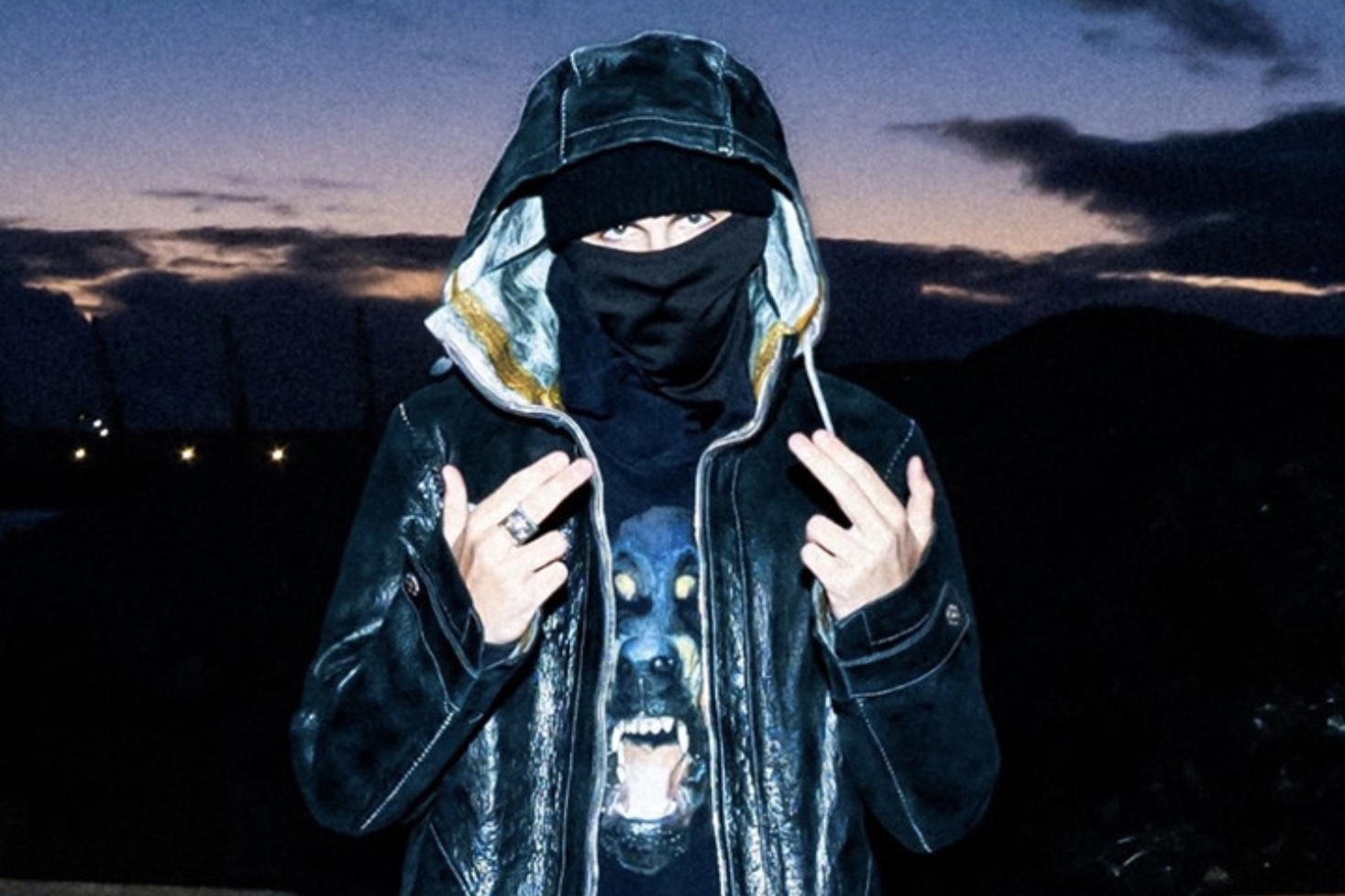 EsDeeKid balaklava päällä. Onko Timothée Chalamet brittiräppäri EsDeeKid?