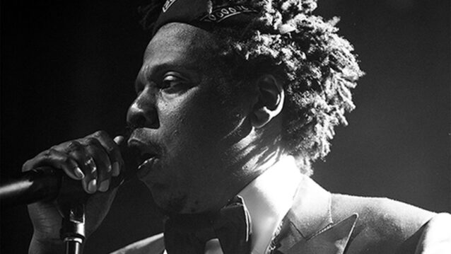 Jay-Z mikrofonissa. Jay-Z vahvistaa jalansijaa Aasiassa!