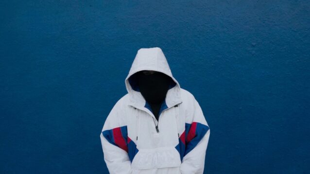 Julma Henri valkoinen takki päällä