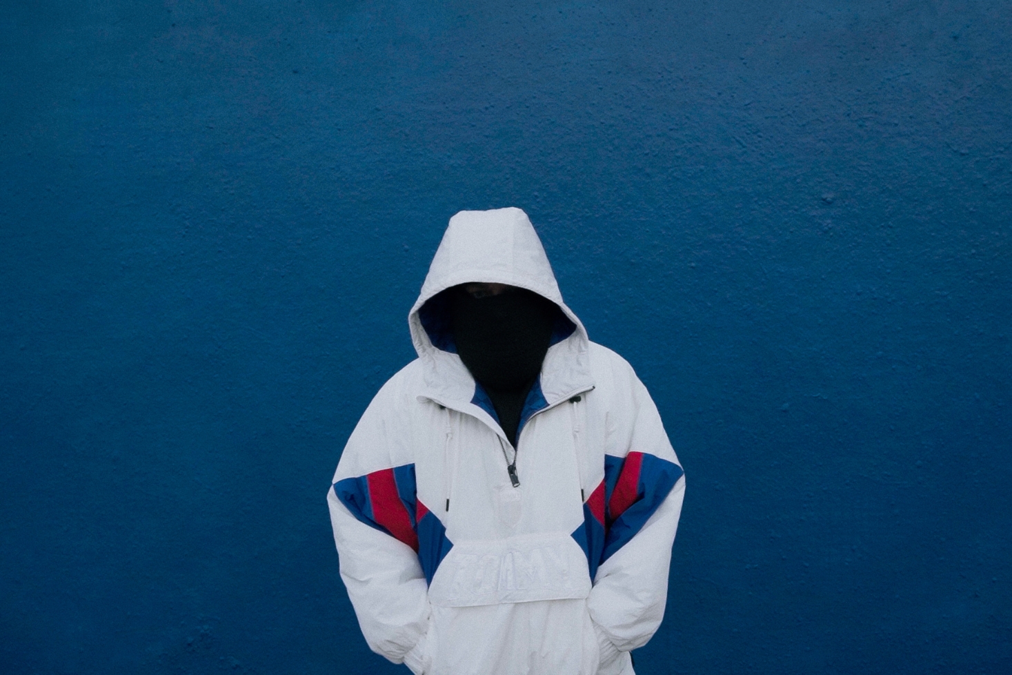 Julma Henri valkoinen takki päällä