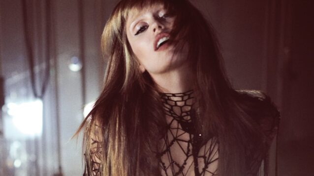 Miley Cyrus tummissa vaatteissa. Miley Cyruksen oikea nimi paljastui!