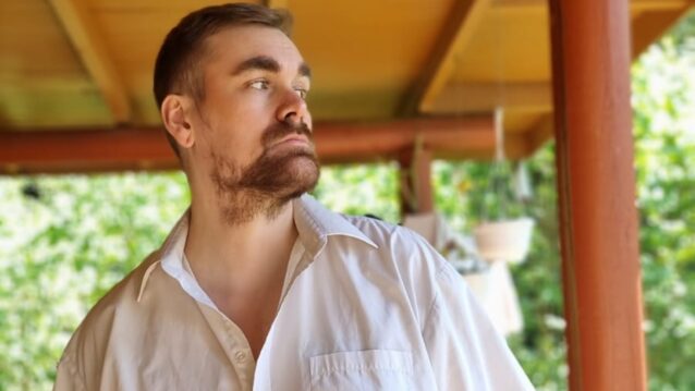 Misokisti kesäisellä terassilla. Misokistin albumi on nyt ulkona!