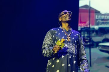 Snoop Dogg mikki kädessä. Snoop Dogg hyppää NBA-lähetyksiin!