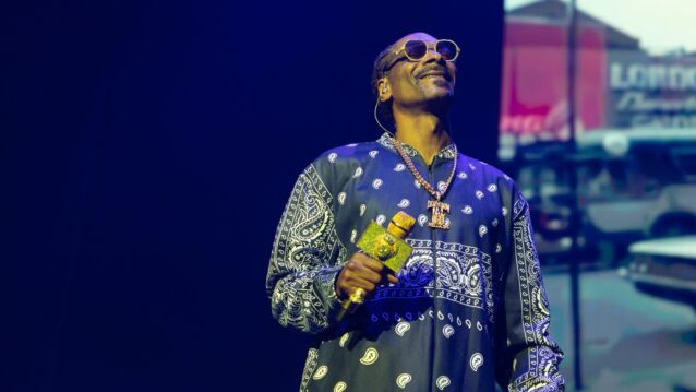 Snoop Dogg mikki kädessä. Snoop Dogg hyppää NBA-lähetyksiin!