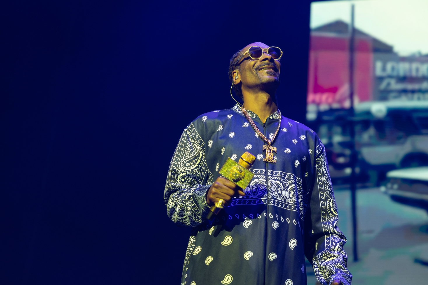 Snoop Dogg mikki kädessä. Snoop Dogg hyppää NBA-lähetyksiin!