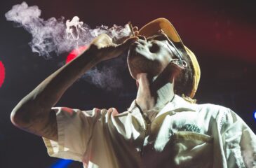 Wiz Khalifa polttaa jointtia. Wiz Khalifa tuomittiin Romaniassa!