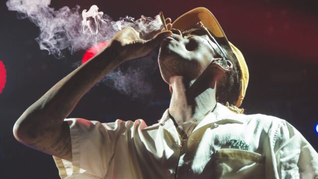 Wiz Khalifa polttaa jointtia. Wiz Khalifa tuomittiin Romaniassa!