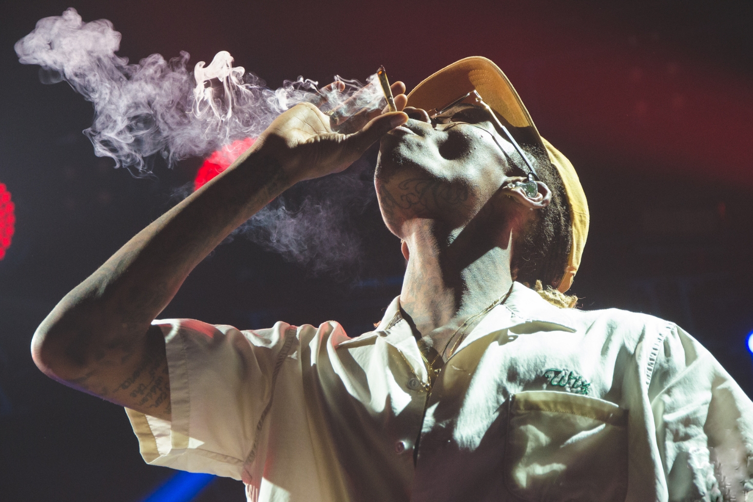 Wiz Khalifa polttaa jointtia. Wiz Khalifa tuomittiin Romaniassa!