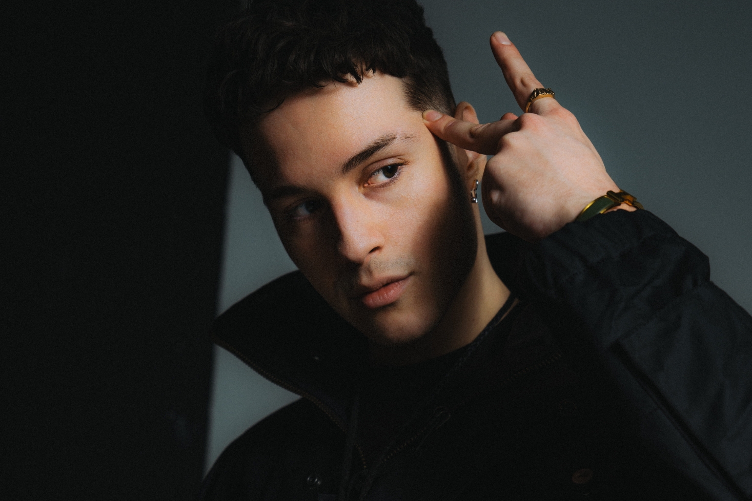 Ares näyttää A-käsimerkkiä Aris-promokuvassa