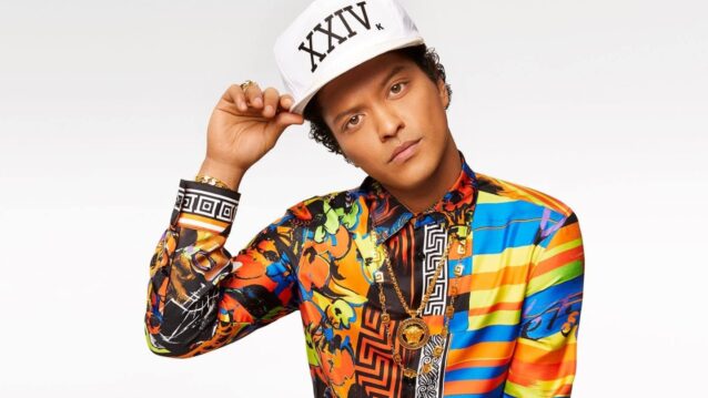 Bruno Mars valkoinen lippis ja värikäs kauluspaita päällä