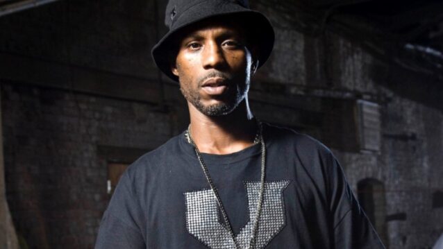 DMX mustissa vaatteissa. DMX:n tarinasta uusi podcast!